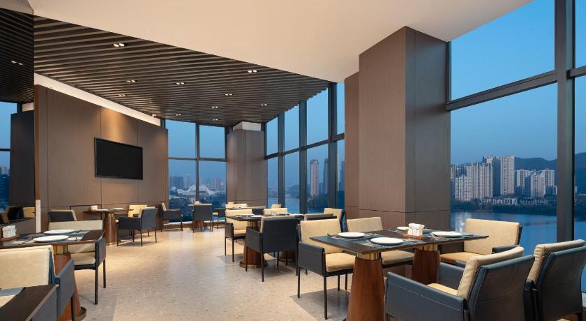 Changsha 长沙梅溪湖麦客达温德姆湖景酒店 Hotel pool