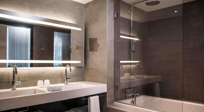 Image of DELUXE ROOM, High Floor, 2 Single Beds, 1 Sofa Bed, Balcony Eiffel Tower View 2