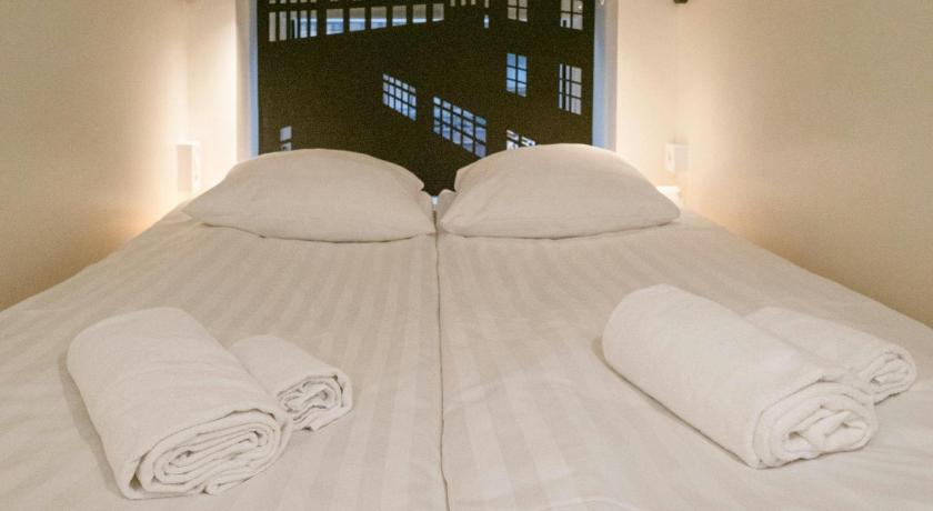 Image of Small Double Room with shared bathroom 3
