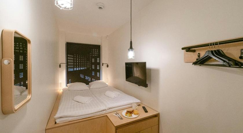 Image of Small Double Room with shared bathroom 4
