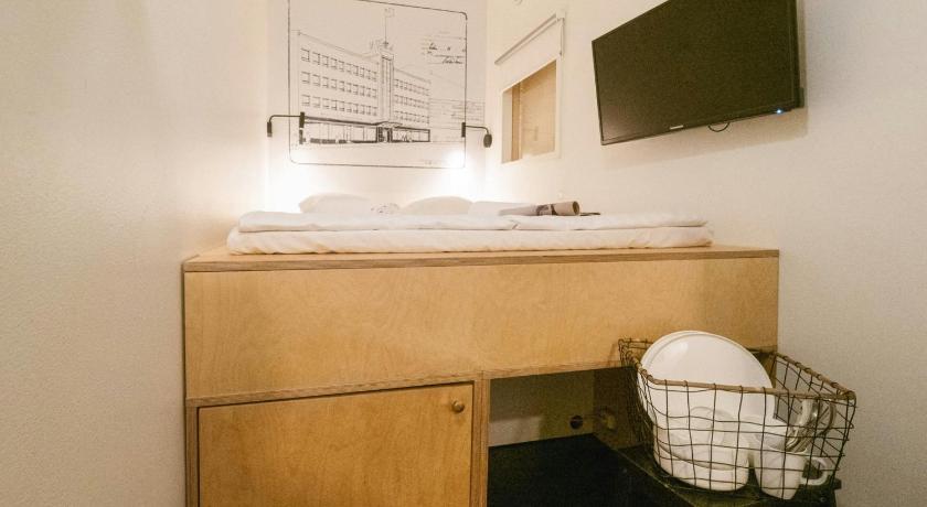 Image of Small Double Room with Shared Bathroom- No Window 4