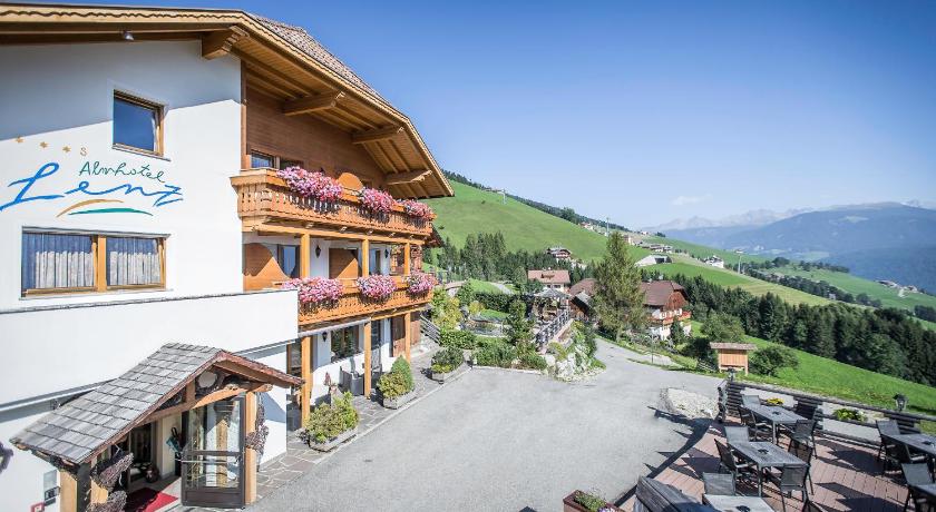Almhotel Lenz — Hotel in Valdaora
