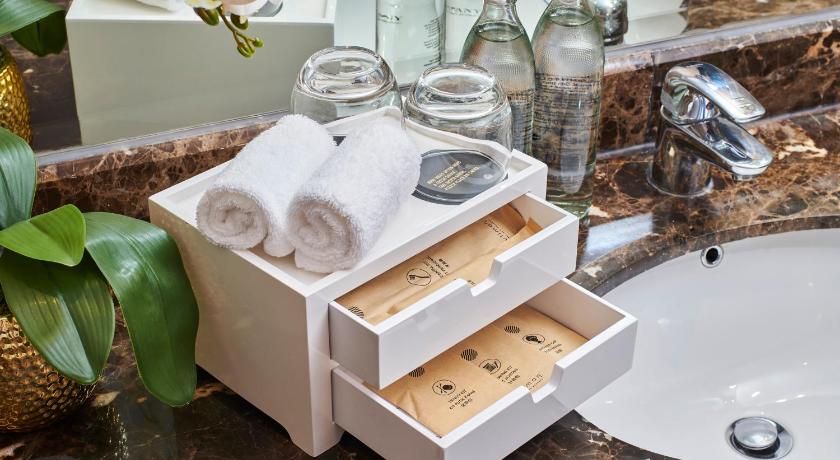 Image of Club Room, Club Lounge Access, 2 Single Size Beds 9