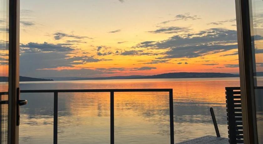 Idylliske Evjua ved Mjøsa