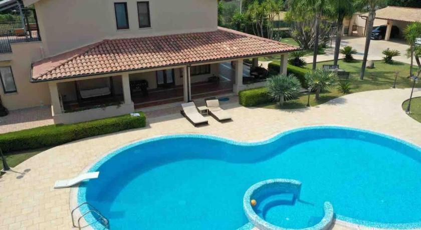 Private oasis villa