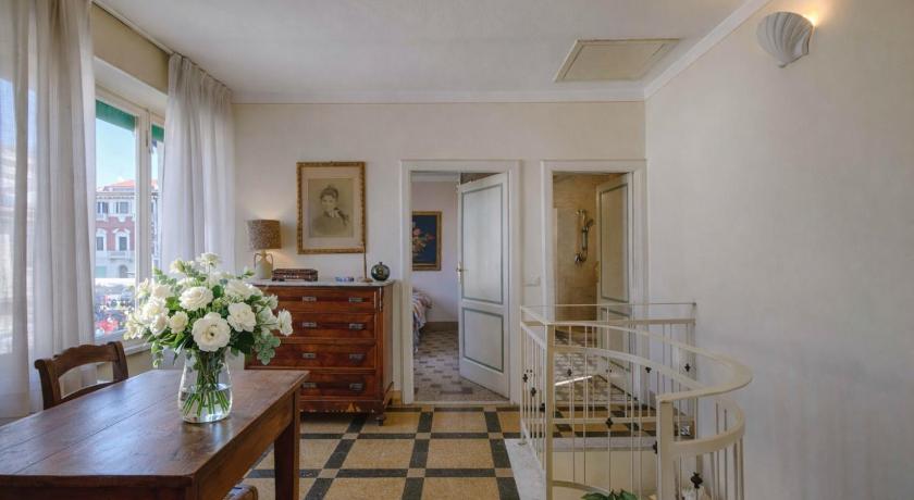 Casa Patrizia - Elegant two bedroom seafront house on Viareggio Promenade