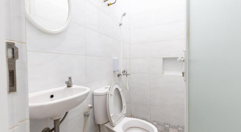 RedDoorz Plus near Thamrin Plaza Medan - image 26