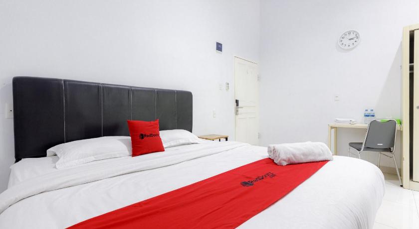 RedDoorz Plus near Thamrin Plaza Medan - image 43