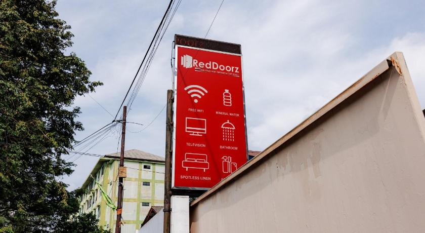 RedDoorz Syariah Plus near Jatiwarna Toll Gate - image 10