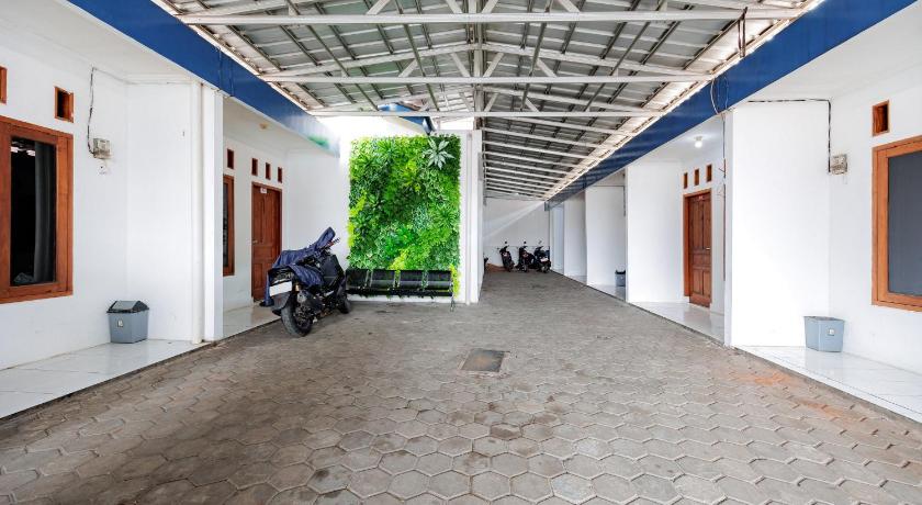 RedDoorz Syariah Plus near Jatiwarna Toll Gate - image 3
