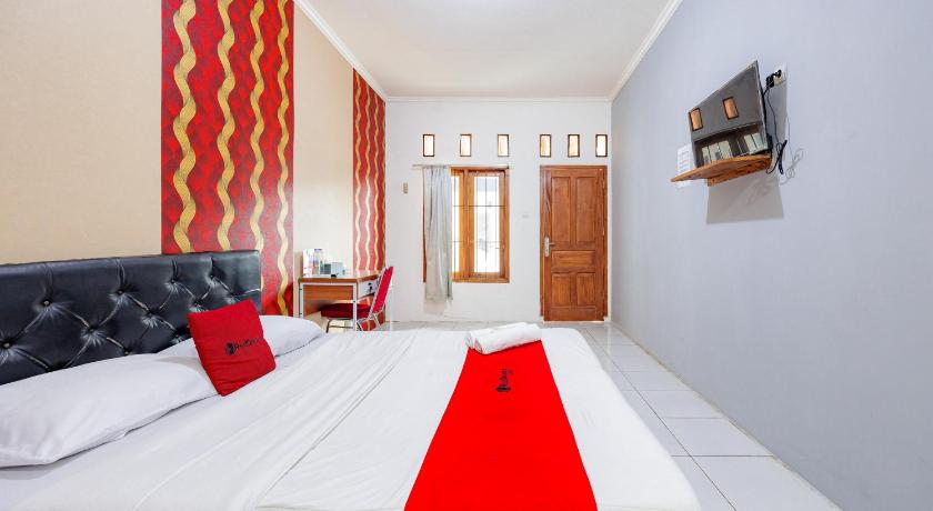 RedDoorz Syariah Plus near Jatiwarna Toll Gate - image 24