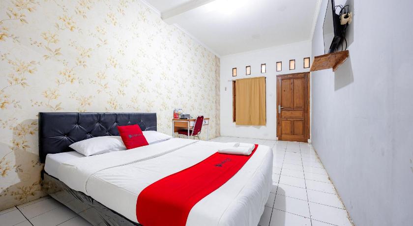 RedDoorz Syariah Plus near Jatiwarna Toll Gate - image 23