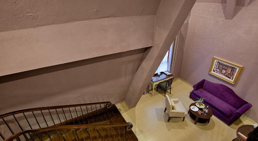 Image of Family Suite with King Bed and Twin Beds 9