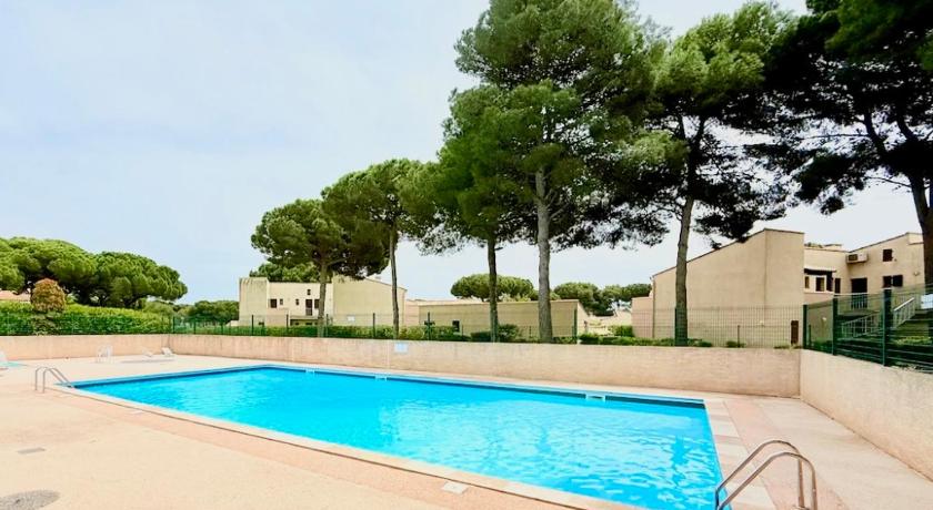 Photo of L'Hermitage - Piscine - Terrain de Tennis - place de parking privee - Pinede - Agoda Discount Booking