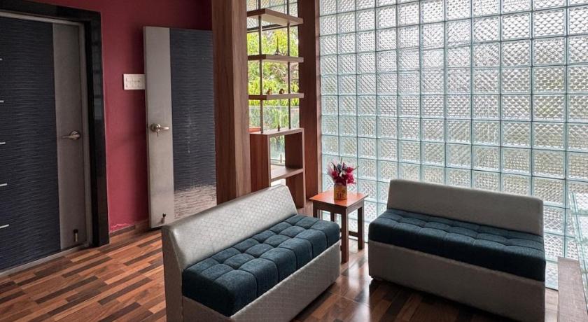 Light-Filled Glasshouse Apartment in Nepalgunj — photo 2