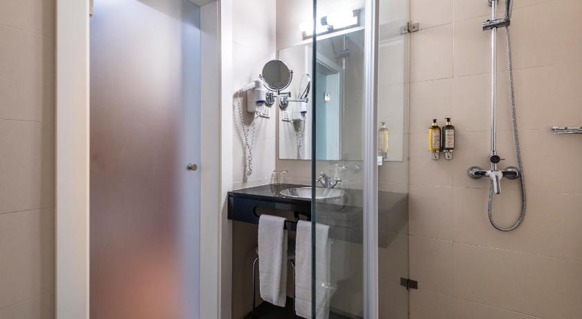 Image of Superior Twin/Double Room with Sea View 12