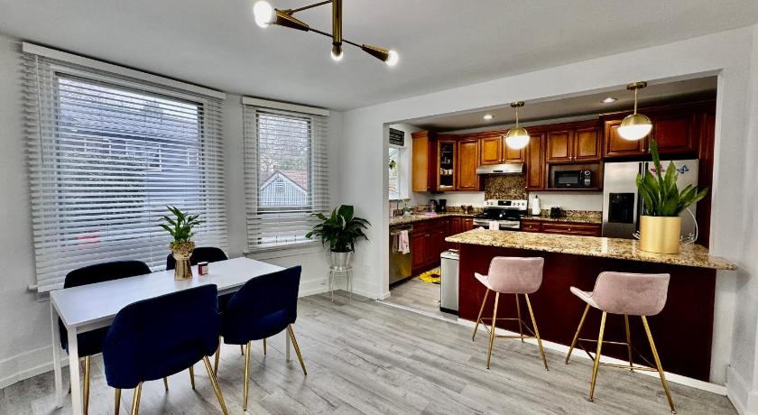 シアトル Seattle 2nd Floor House with 2 Queen Bedrooms and Extra Sofa Bed Located 10 minutes from SeaTac Airp 5つ星 宿泊施設 外観