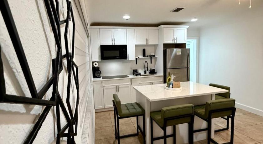 아틀란티스 2 bed Lake Studio in Lantana 3 MI to Beach NO FEES 2성급 숙소 외관