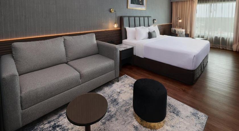 Image of King Bed Crowne Suite Non-Smoking 1