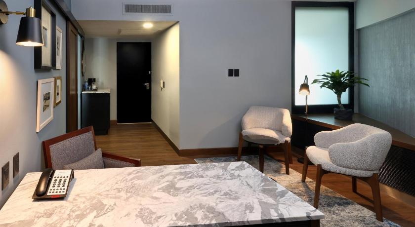 Image of King Bed Master Suite Non-Smoking 5