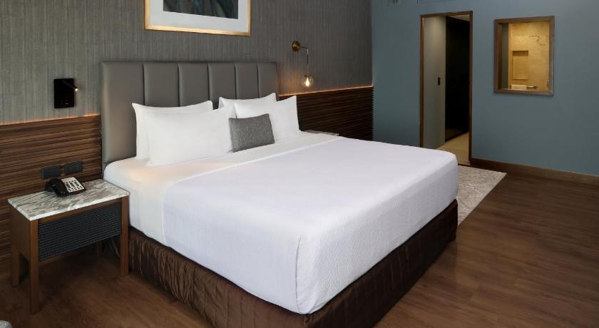 Image of King Bed Single Luxury Non-Smoking 6
