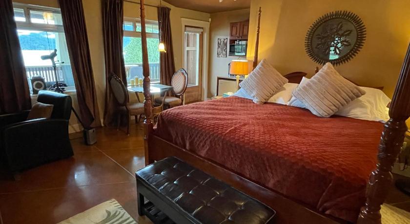 Image of Deluxe King Room 0