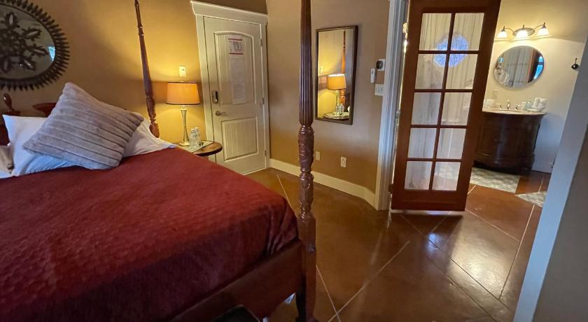 Image of Deluxe King Room 7