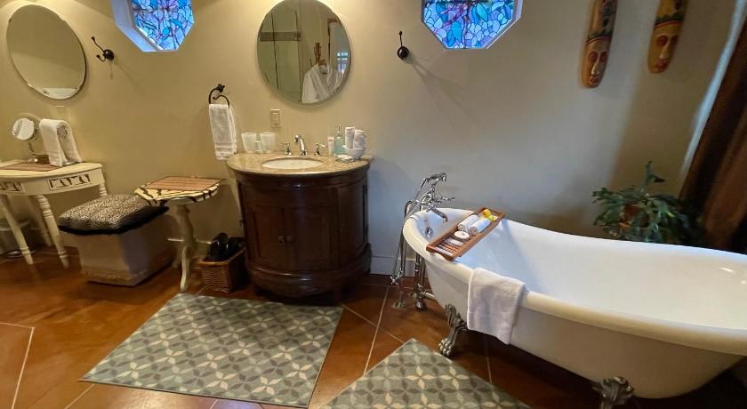 Image of Deluxe King Room 2
