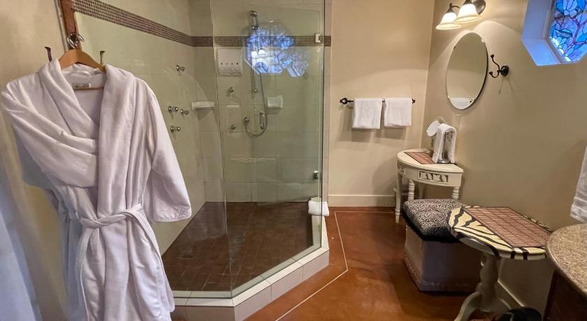 Image of Deluxe King Room 8