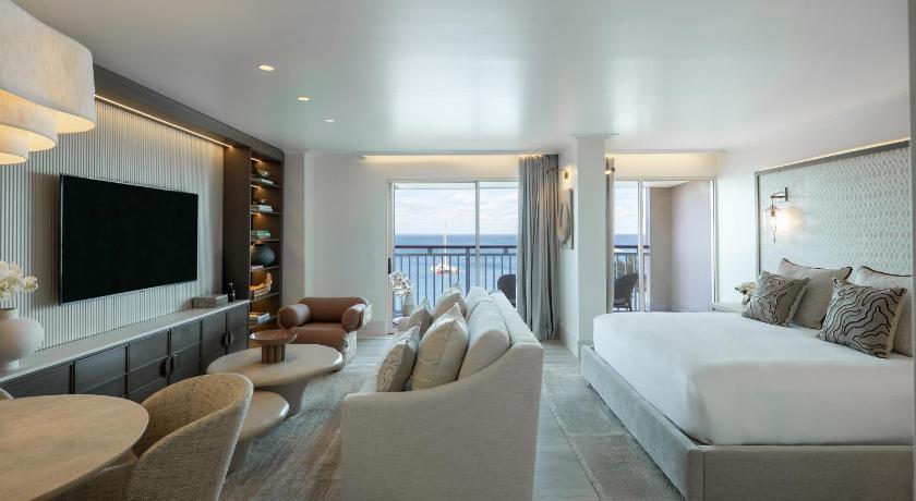 Kuva huoneesta Deluxe Sunset King Studio with Balcony and Partial Oceanfront 3