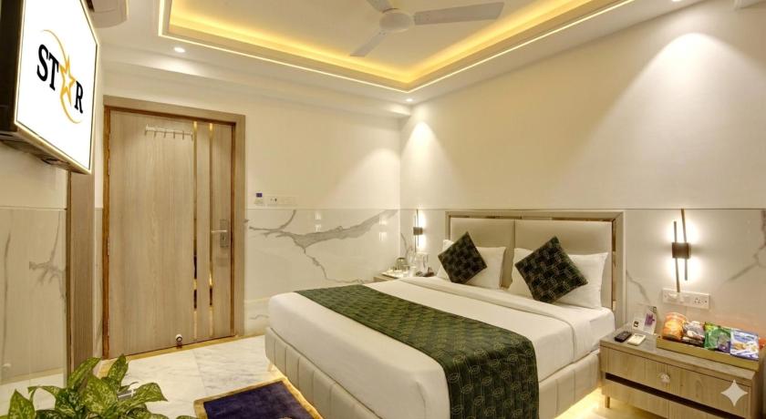 Image of Compact Room 6