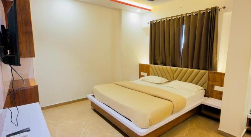 hotel Chandra dev 966o9o1oo6 just 350mtr from shreenathji temple 5min away I with indoor games Snook