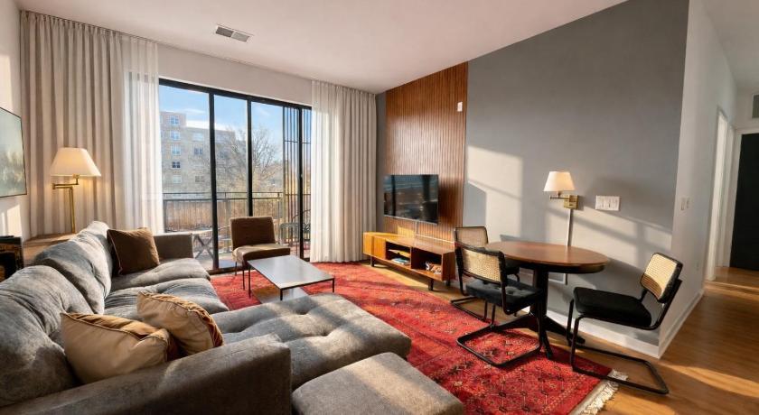 Walkers Point Designer 2BR · Prime Location with Balcony and Gym
