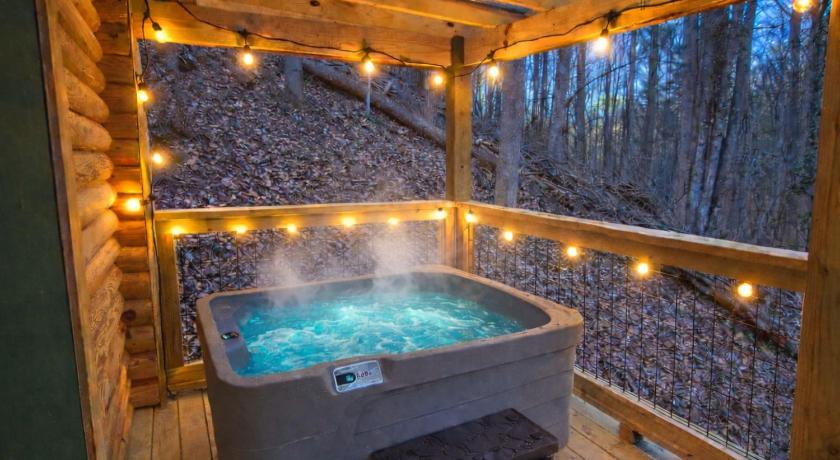 Zion Grove (TN) Log Cabin, Private Hot Tub, WiFi, Fireplace 4-Star Accommodation room