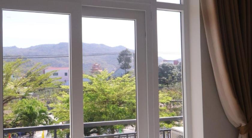 Phòng Giường Đôi Nhìn Ra Núi (Double Room with Mountain View)