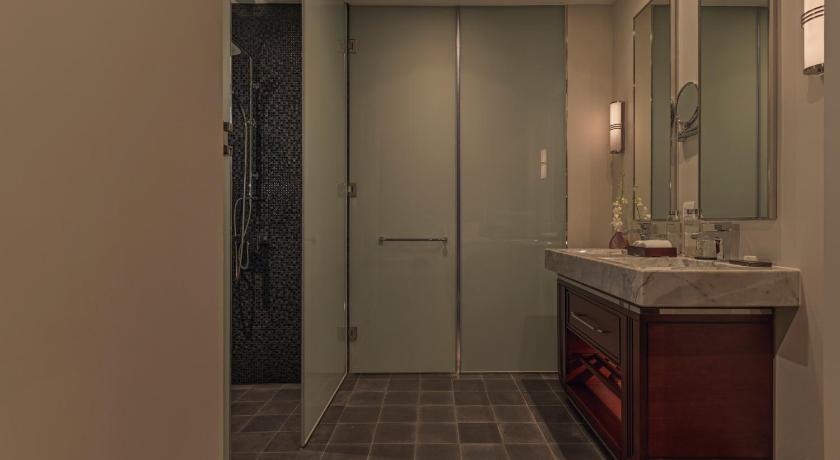Image of Deluxe River View King Room 14