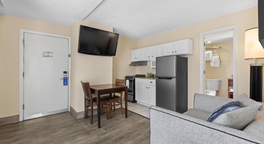 Image of 1 King Bed, Efficiency Studio, Street View, Non-Smoking 5