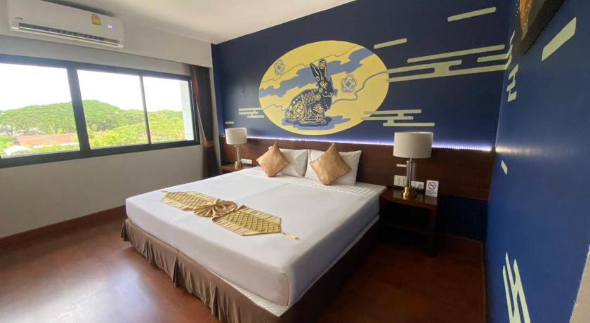 Image of Deluxe Executive Room 8