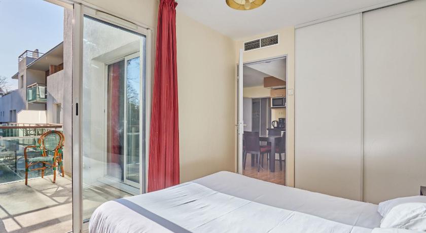 Image of Superior One-Bedroom Apartment with Balcony (4 Adults) 5