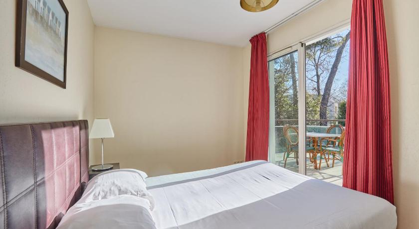 Image of Superior One-Bedroom Apartment with Balcony (4 Adults) 11