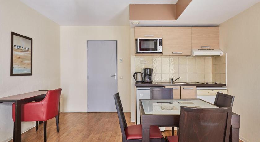 Image of Superior One-Bedroom Apartment with Balcony (4 Adults) 14