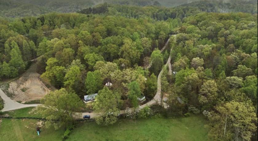 Slade Premium Cabin with Pasture Views & Private Hot Tub 3-Star Accommodation room