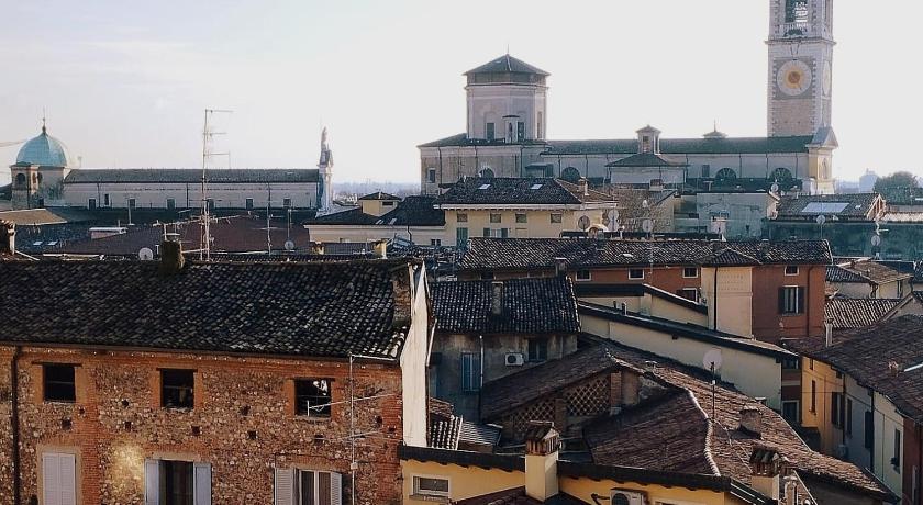 Spacious La Torre Apartment in Chiari near Station & Center Vista Duomo, Sleeps 5