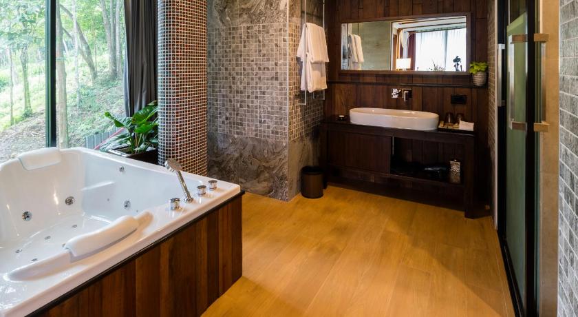 Image of PREMIUM SUITE POOL ACCESS 2