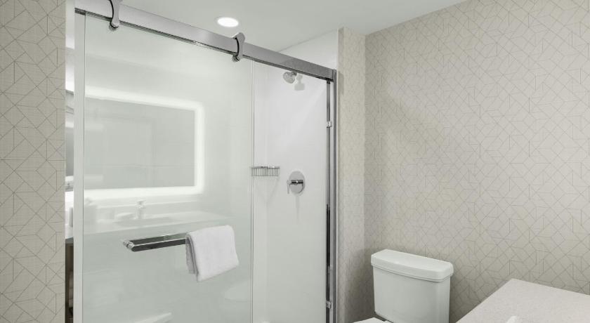 Image of One-Bedroom King Suite with Sofa Bed and Roll-In Shower - Mobility and Hearing Accessible 4