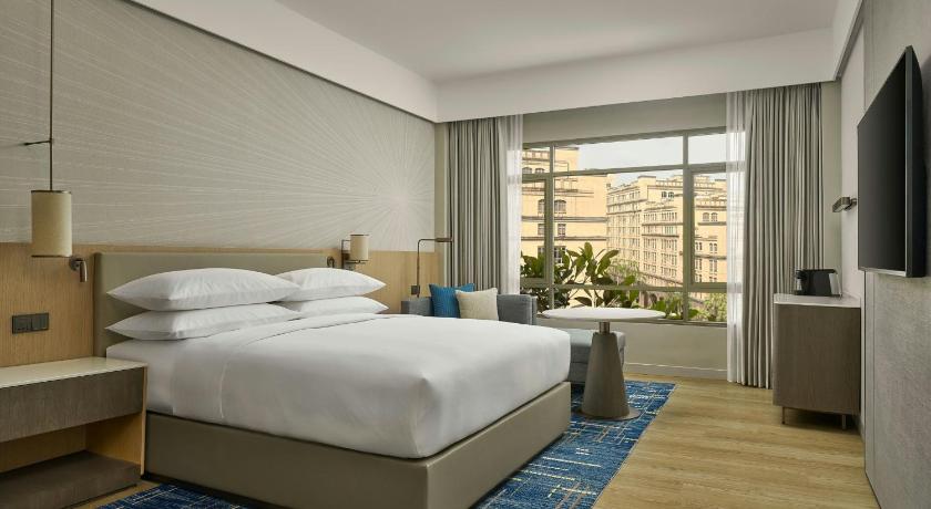 Image of Deluxe King Room with City View 3