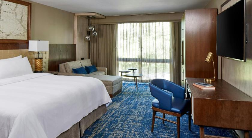 รูปของKing Room with Resort View - Mobility/Hearing Accessible with Roll-In Shower 0