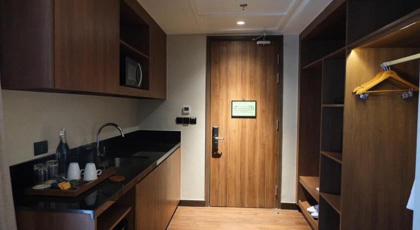 Image of 1 King Bed, Large Room With Kitchenette And Lounge Access 13