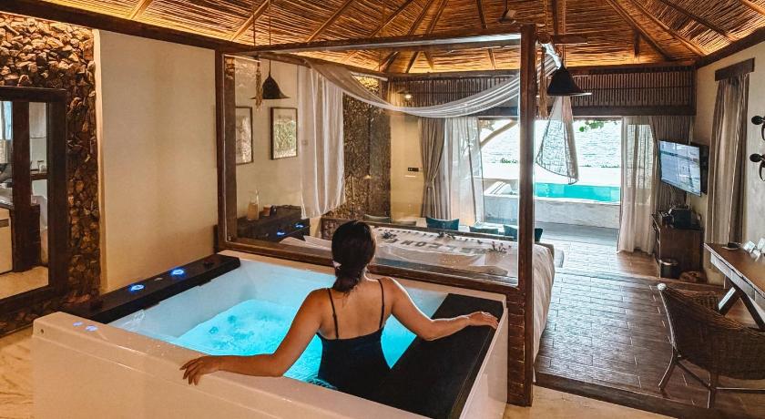 Image of Beachfront Pool Villa Jacuzzi 14