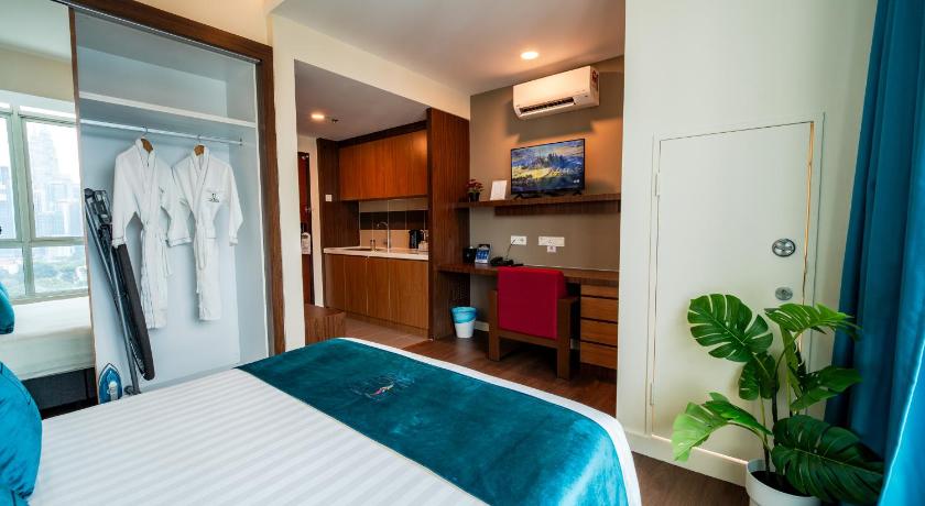 Image of Deluxe Queen Room 8